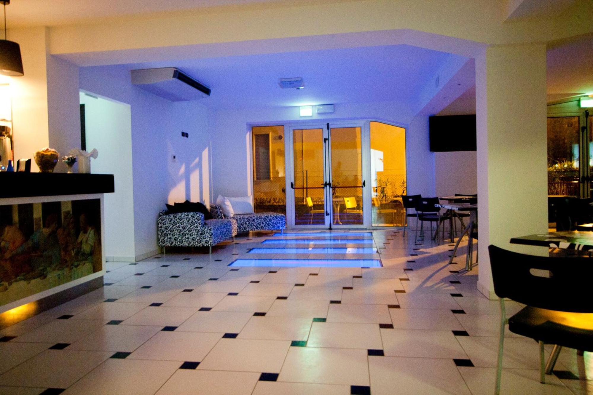 Hotel Leonardo تْشيزيناتيكو المظهر الخارجي الصورة