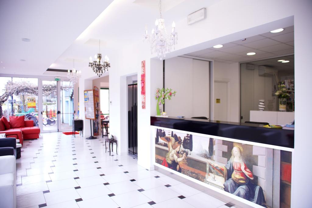 Hotel Leonardo تْشيزيناتيكو المظهر الخارجي الصورة