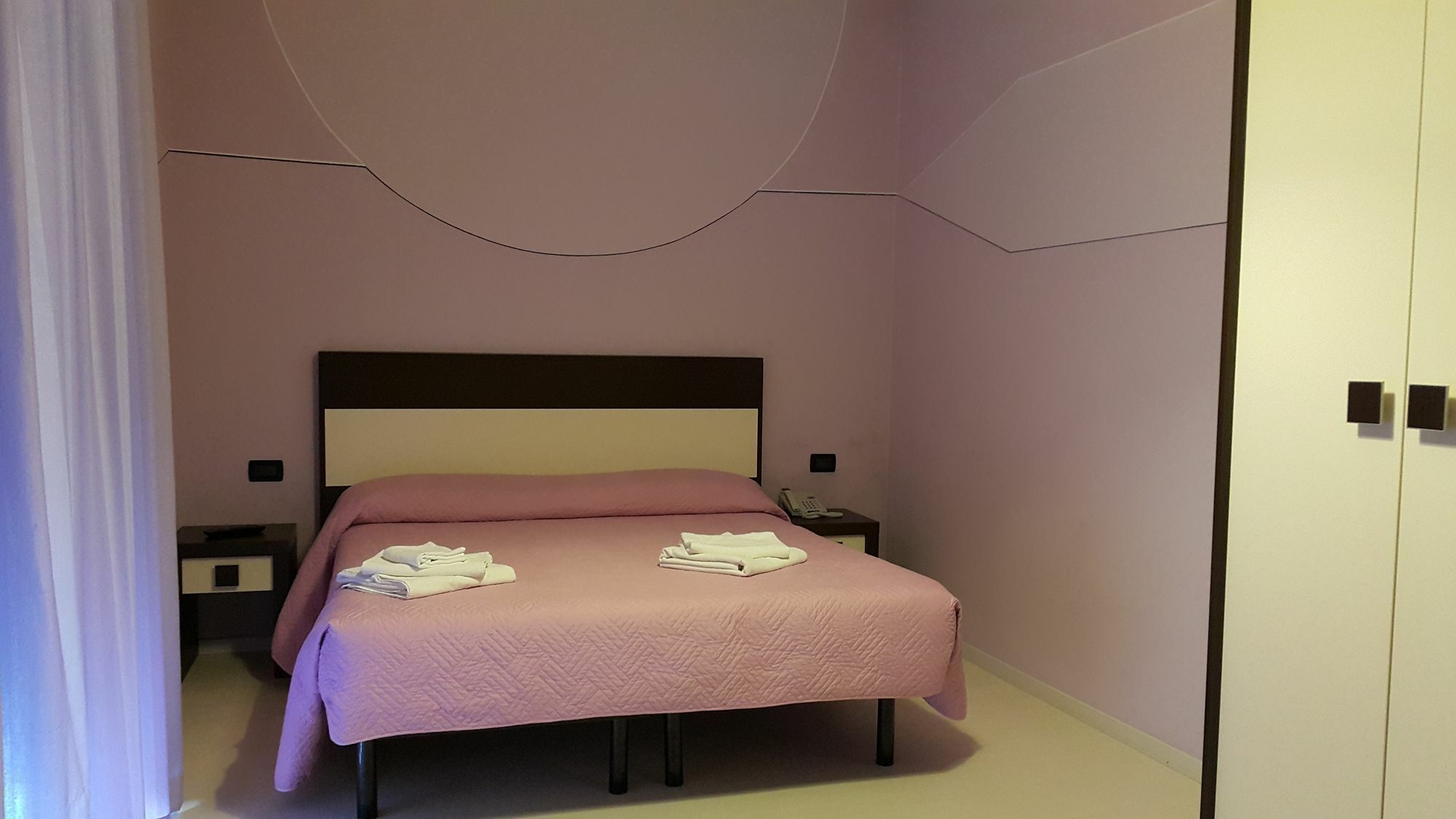 Hotel Leonardo تْشيزيناتيكو المظهر الخارجي الصورة