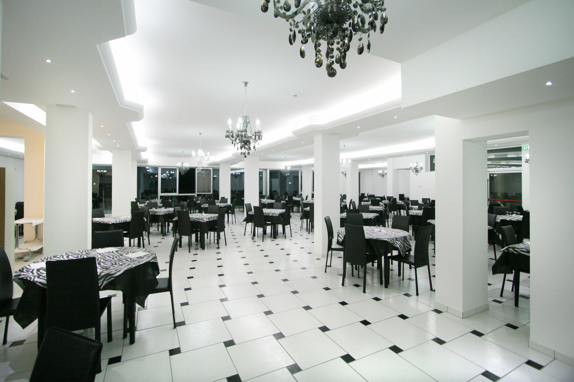 Hotel Leonardo تْشيزيناتيكو المظهر الخارجي الصورة