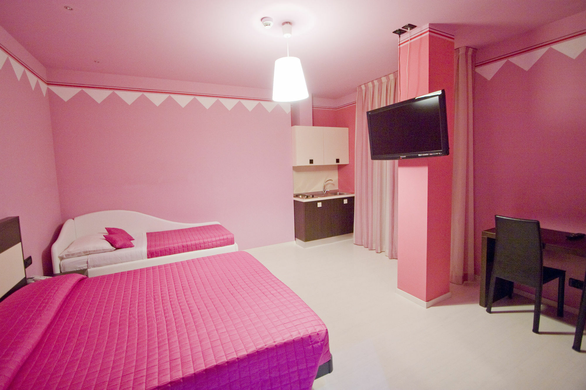 Hotel Leonardo تْشيزيناتيكو المظهر الخارجي الصورة